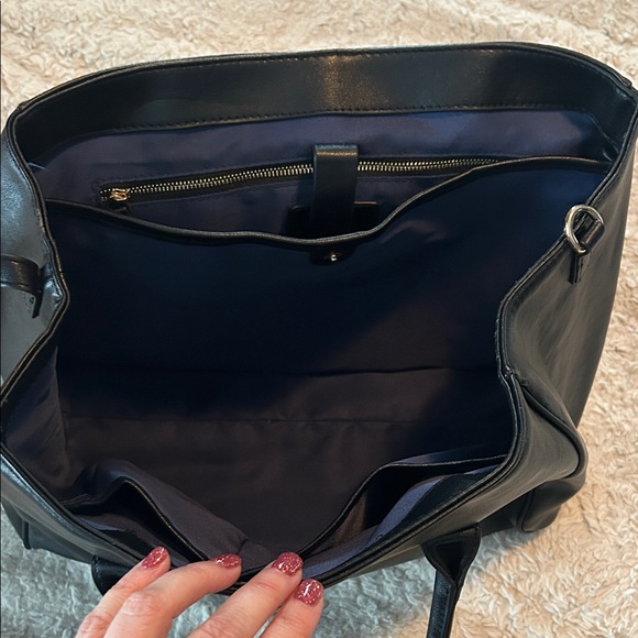 Elegant Black Leather Handbag - Picture 7 of 16